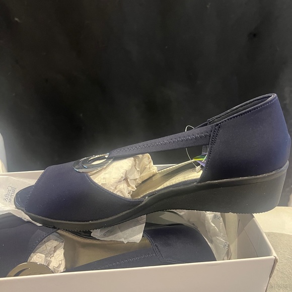 Sandals (navy) new with tags - Picture 2 of 4